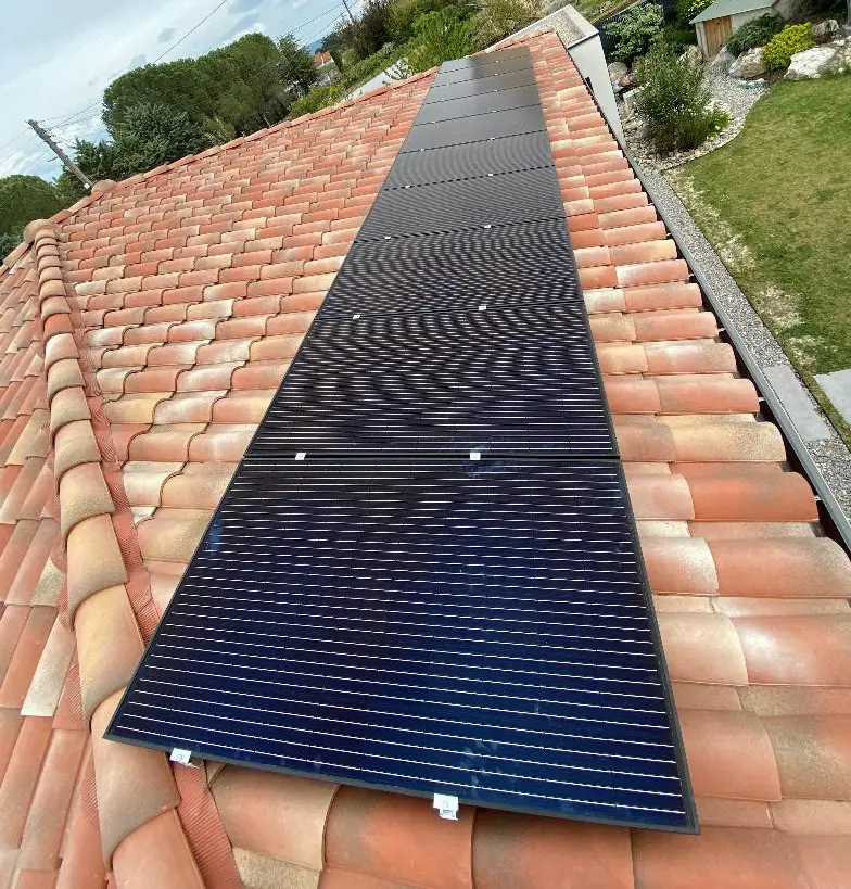 Installation de panneaux solaires photovoltaïques par Solyenergie sur toiture résidentielle