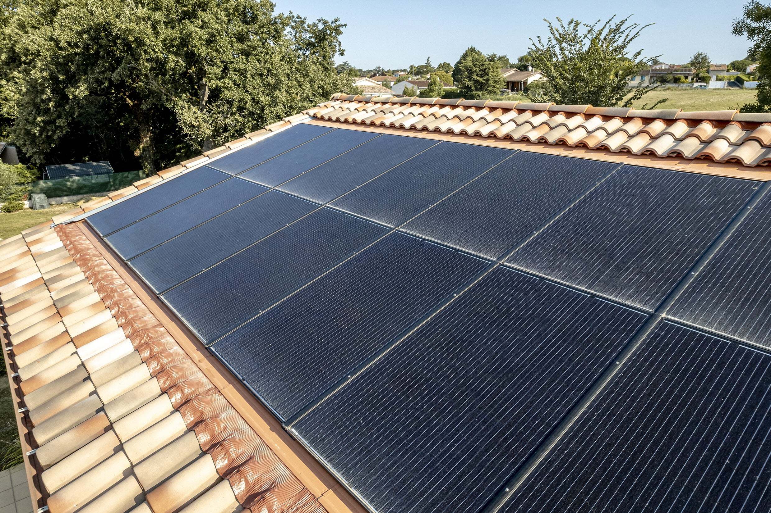 Toiture équipée de panneaux solaires Solyenergie