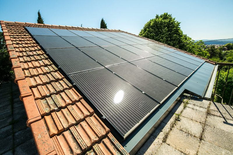 Panneaux photovoltaïques sur toit en tuiles, installation Solyenergie